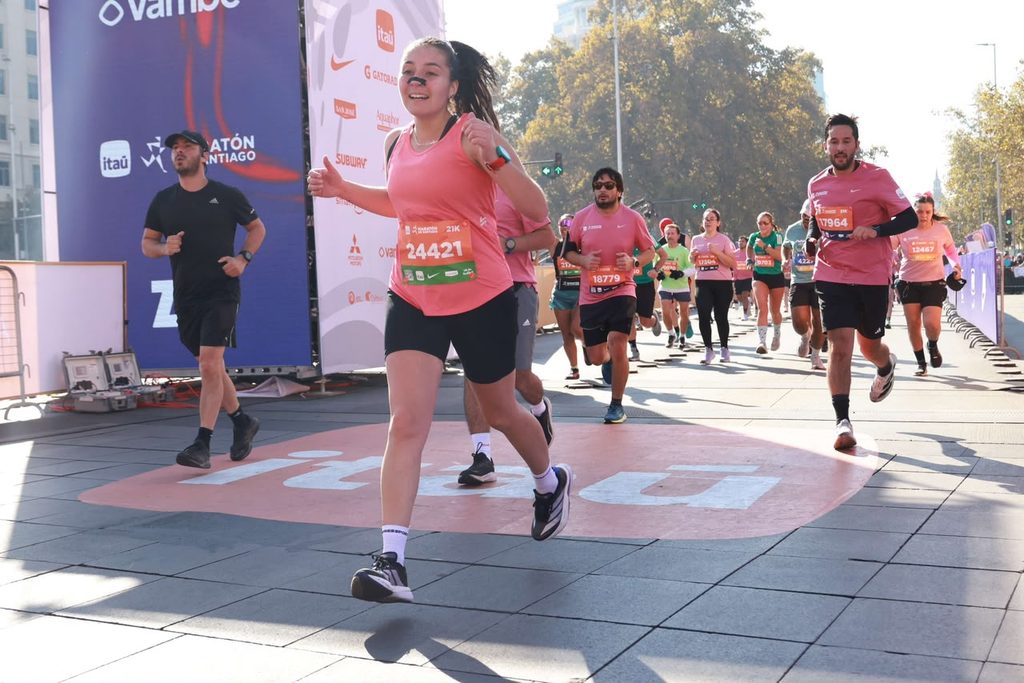Liceth Montecino celebrando en el podio tras una competencia de trail running en la región de La Araucanía