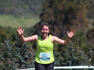 Liceth Montecino celebrando en el podio tras una competencia de trail running en la región de La Araucanía