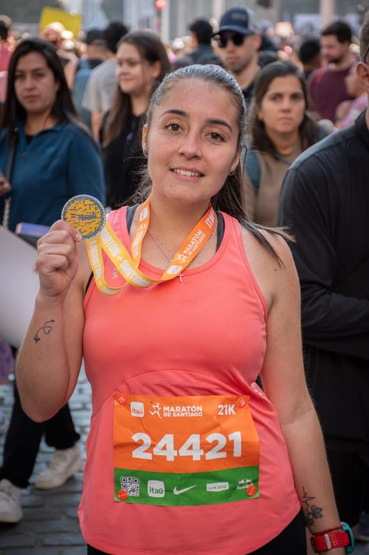 Liceth Montecino celebrando en el podio tras una competencia de trail running en la región de La Araucanía