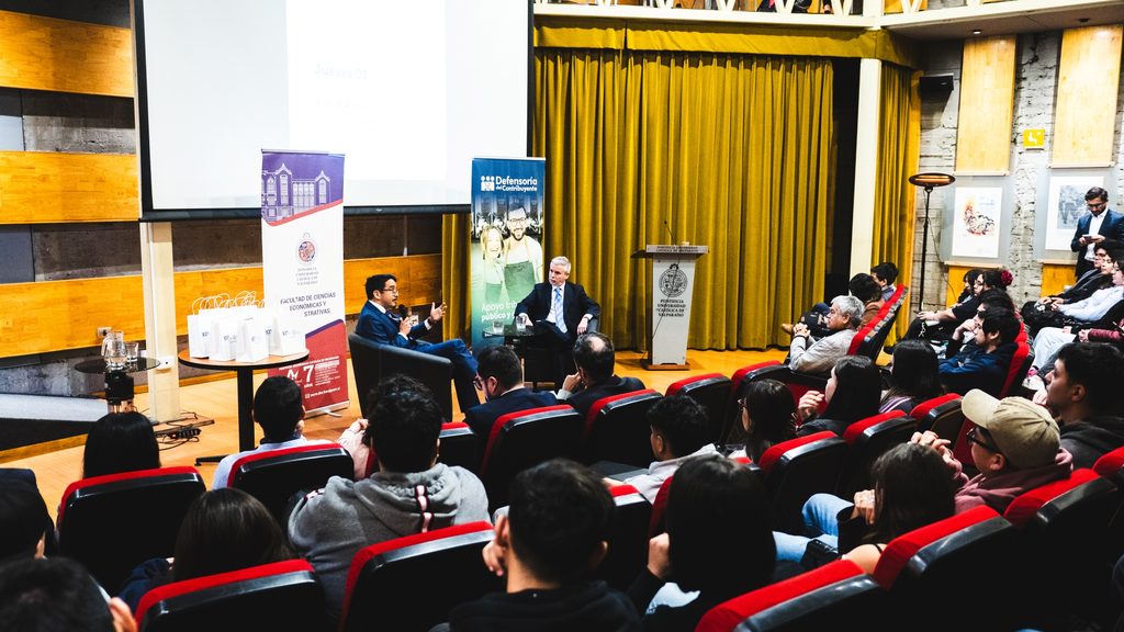 Autoridades y expositores participando en el seminario de educación tributaria de DEDECON y PUCV
