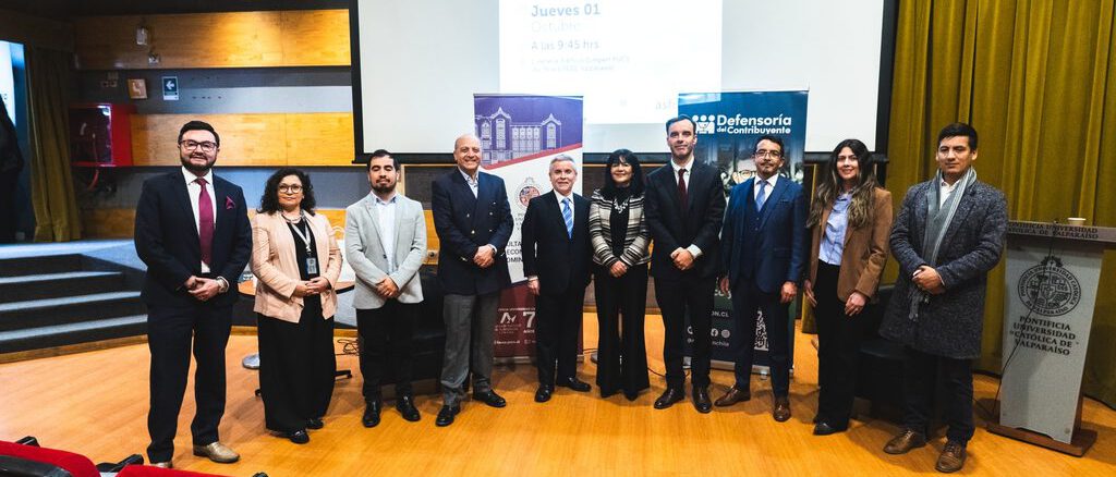 Autoridades y expositores participando en el seminario de educación tributaria de DEDECON y PUCV
