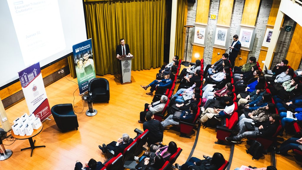 Autoridades y expositores participando en el seminario de educación tributaria de DEDECON y PUCV