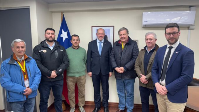 Reunión entre autoridades de La Araucanía y representantes de SalmonChile para analizar el impacto económico de la salmonicultura