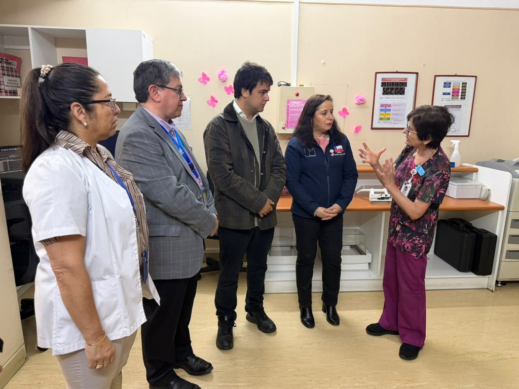 Visita al Hospital Regional de Temuco por el cierre del mes rosa para promover la mamografía