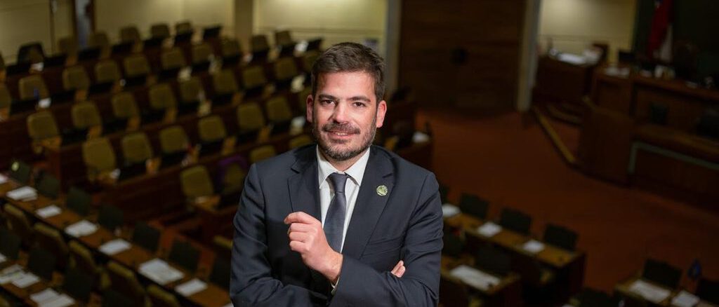 Diputado José Montalva ingresando una denuncia formal a la Fiscalía por las pérdidas del Fondo E de las AFP