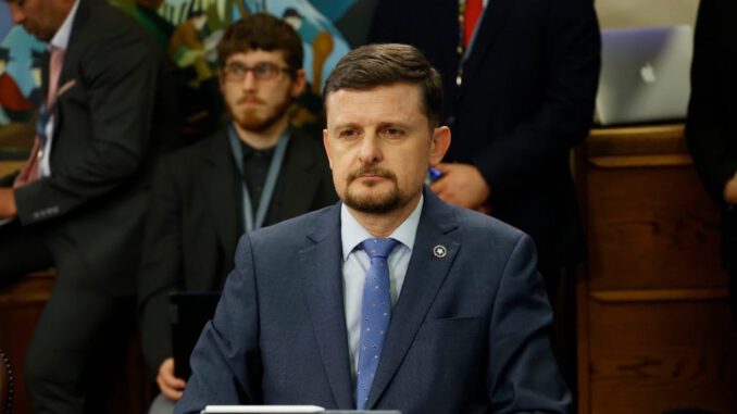 El diputado Stephan Schubert criticando la solicitud contra el embajador de Estados Unidos en Chile