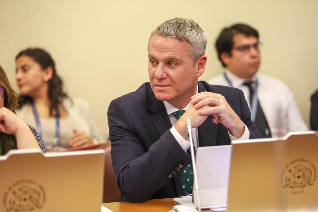 El diputado Tomas Kast junto a alcaldes de La Araucania en reunion con la Subdere