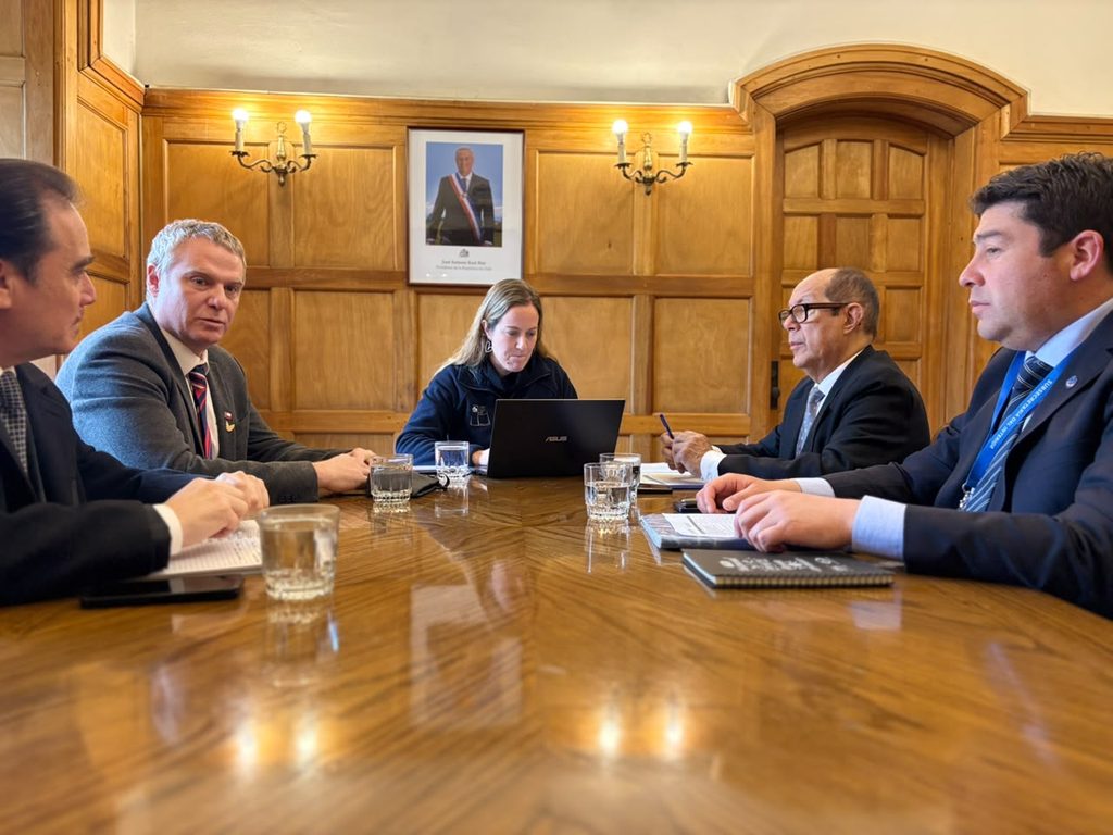 El diputado Tomas Kast junto a alcaldes de La Araucania en reunion con la Subdere