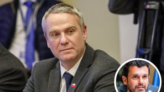 El diputado Tomas Kast junto a otros parlamentarios en el Congreso Nacional