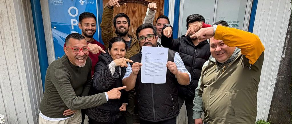Autoridades y adultos mayores celebrando los proyectos premiados en la comuna de Victoria