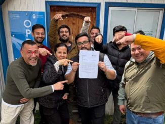 Autoridades y adultos mayores celebrando los proyectos premiados en la comuna de Victoria