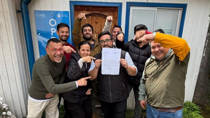 Autoridades y adultos mayores celebrando los proyectos premiados en la comuna de Victoria