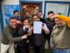 Autoridades y adultos mayores celebrando los proyectos premiados en la comuna de Victoria