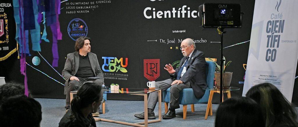 El astrónomo chileno Dr. José Maza compartiendo con estudiantes en un Café Científico en Temuco