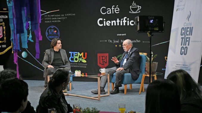 El astrónomo chileno Dr. José Maza compartiendo con estudiantes en un Café Científico en Temuco