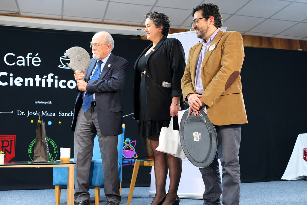 El astrónomo chileno Dr. José Maza compartiendo con estudiantes en un Café Científico en Temuco