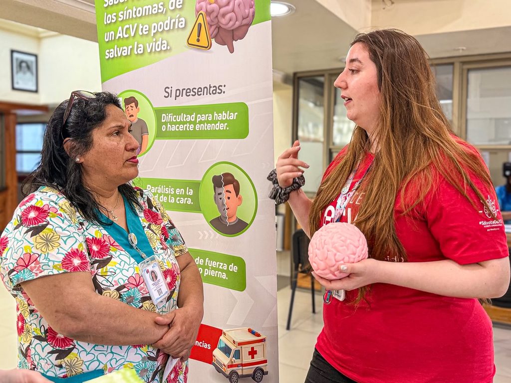 Personal medico del Hospital Regional brindando informacion sobre la prevencion y sintomas del ataque cerebrovascular