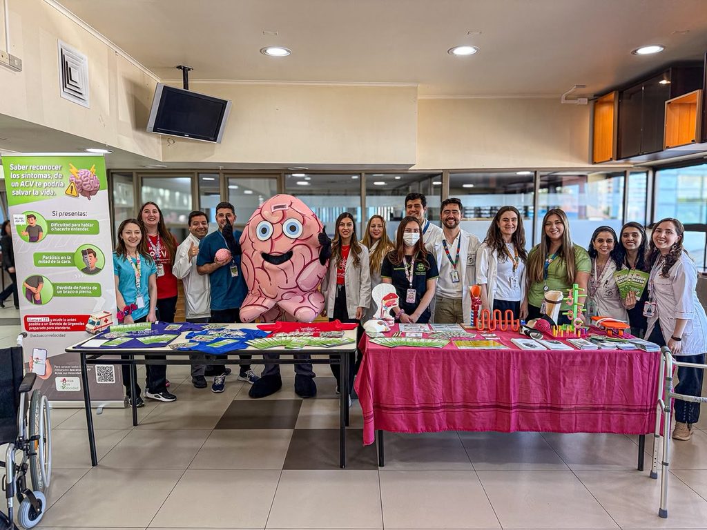 Personal medico del Hospital Regional brindando informacion sobre la prevencion y sintomas del ataque cerebrovascular