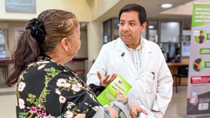 Personal medico del Hospital Regional brindando informacion sobre la prevencion y sintomas del ataque cerebrovascular