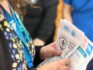 Paciente con ostomía y personal médico conmemorando el Mes de las Personas Ostomizadas en el hospital
