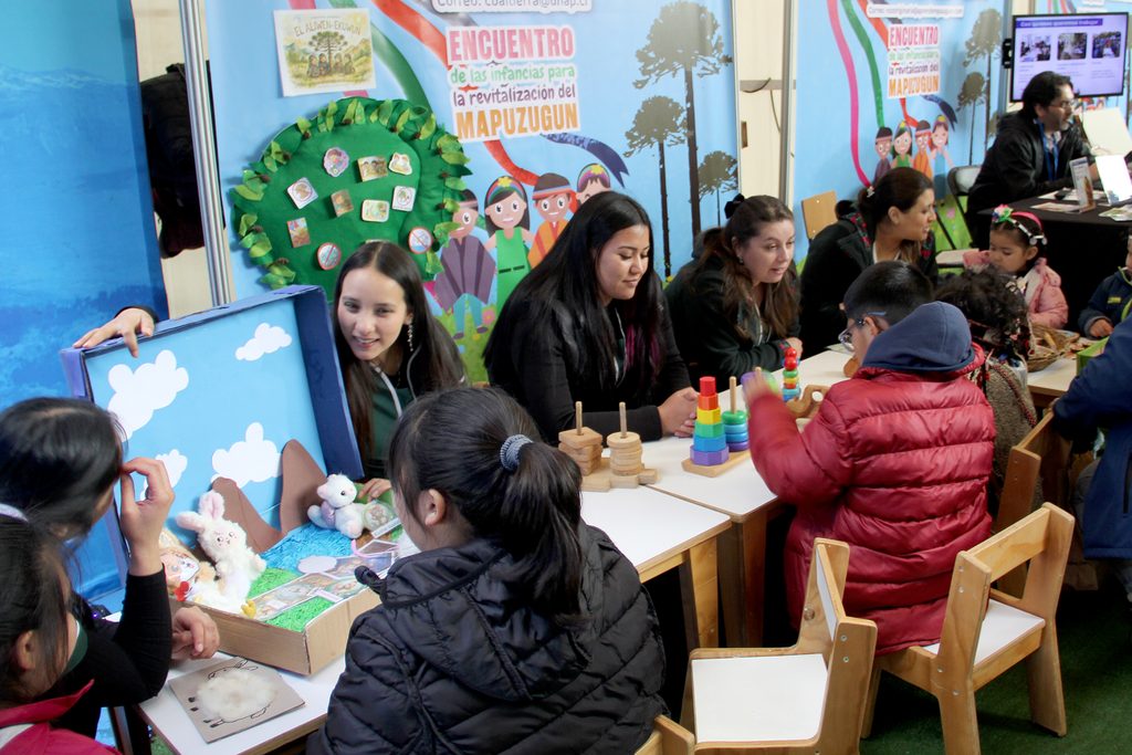 Ninos y jovenes participando en el Encuentro de las Infancias para la Revitalizacion del Mapuzugun en Temuco