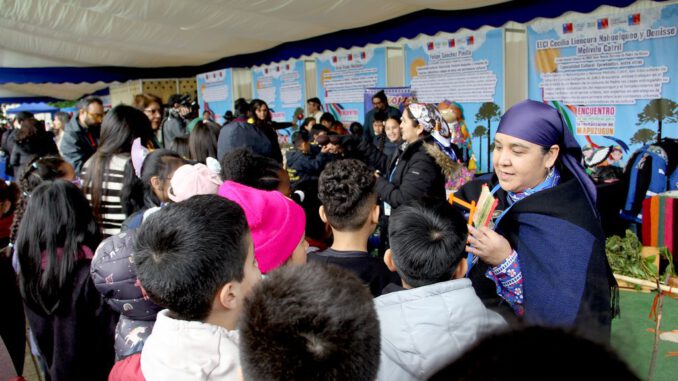 Ninos y jovenes participando en el Encuentro de las Infancias para la Revitalizacion del Mapuzugun en Temuco