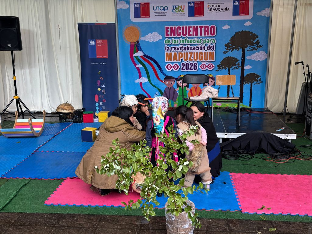 Ninos y jovenes participando en el Encuentro de las Infancias para la Revitalizacion del Mapuzugun en Temuco
