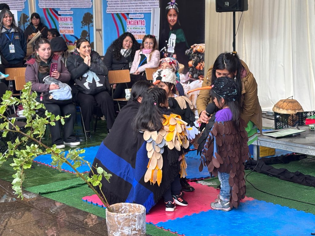 Ninos y jovenes participando en el Encuentro de las Infancias para la Revitalizacion del Mapuzugun en Temuco