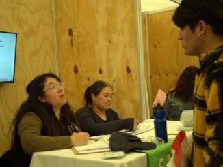 Personas asistiendo a una feria laboral en Temuco organizada por el Sence y la UCT