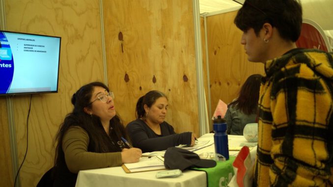 Personas asistiendo a una feria laboral en Temuco organizada por el Sence y la UCT