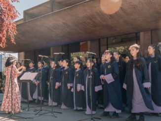 Coro infantil actuando en el escenario del Teatro Municipal Camilo Salvo de Temuco