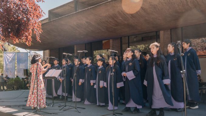 Coro infantil actuando en el escenario del Teatro Municipal Camilo Salvo de Temuco