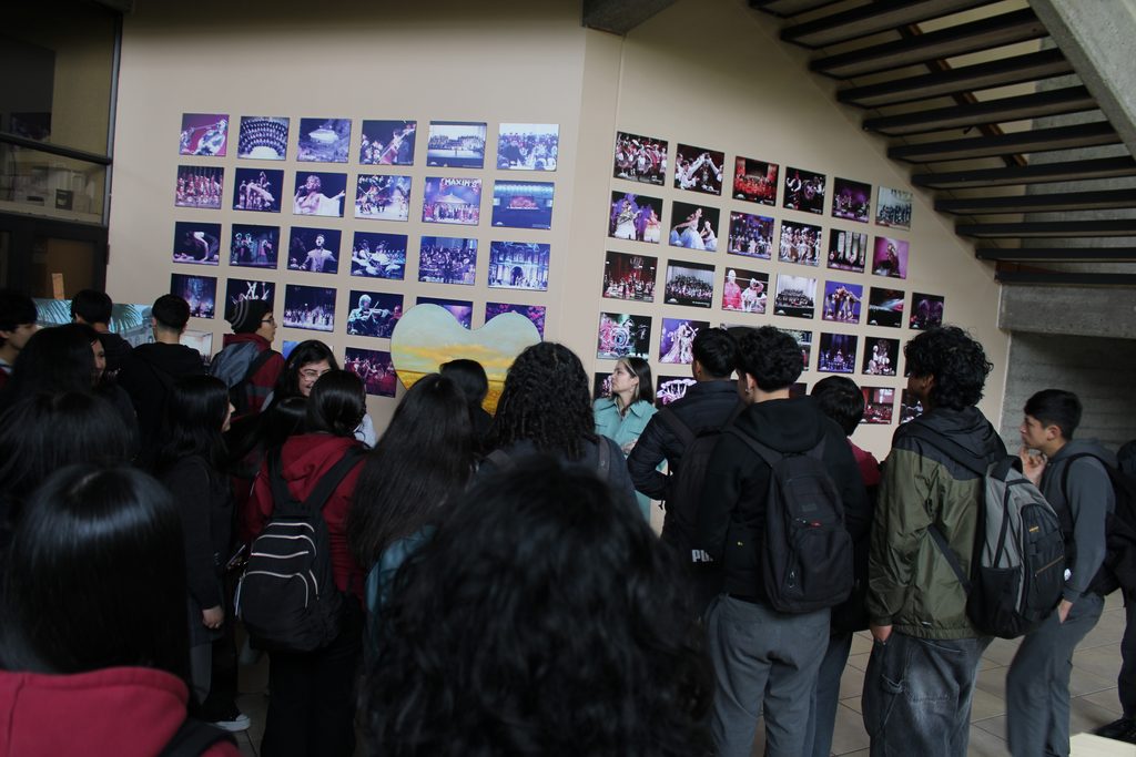 Estudiantes recorriendo las instalaciones y el escenario del Teatro Municipal de Temuco durante una visita guiada