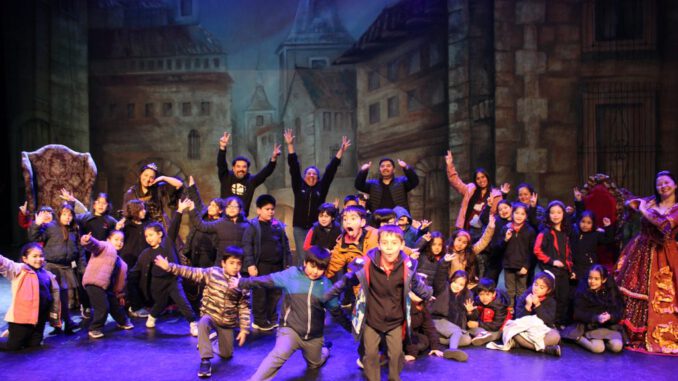 Estudiantes recorriendo las instalaciones y el escenario del Teatro Municipal de Temuco durante una visita guiada