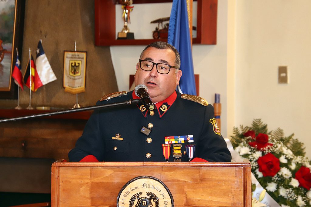 Ceremonia de despedida y honores fúnebres para el bombero insigne Víctor Barnert Pape en Temuco