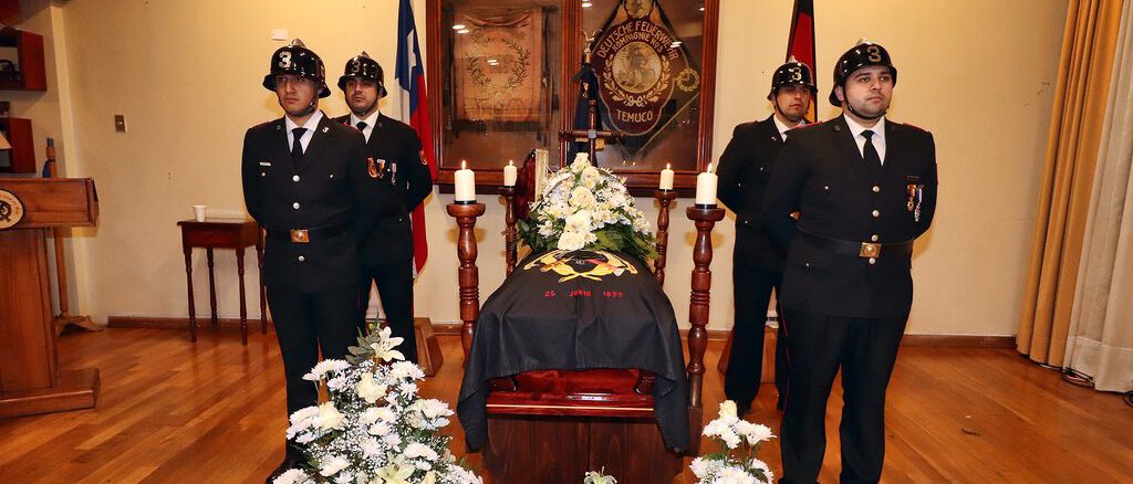 Ceremonia de despedida y honores fúnebres para el bombero insigne Víctor Barnert Pape en Temuco