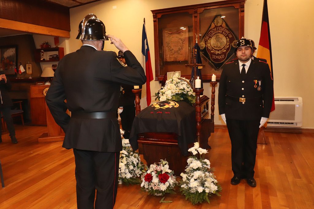 Ceremonia de despedida y honores fúnebres para el bombero insigne Víctor Barnert Pape en Temuco