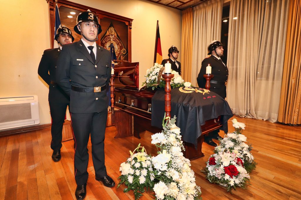 Ceremonia de despedida y honores fúnebres para el bombero insigne Víctor Barnert Pape en Temuco