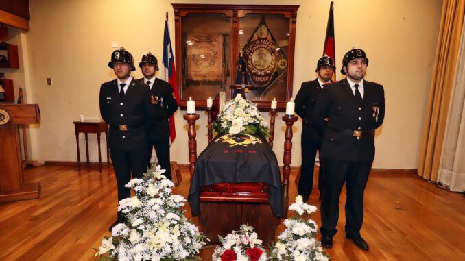 Ceremonia de despedida y honores fúnebres para el bombero insigne Víctor Barnert Pape en Temuco