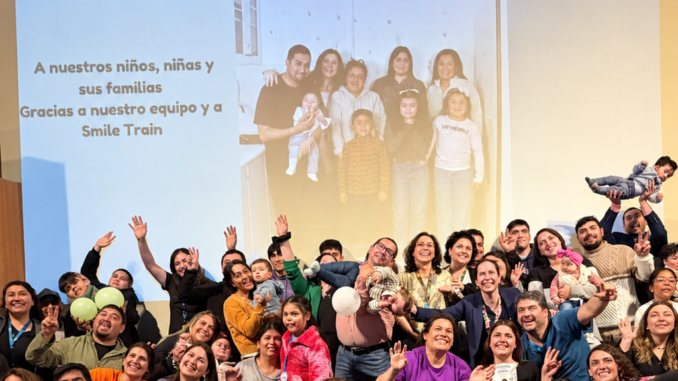 Pacientes y equipo medico celebrando el Dia de la Sonrisa en el programa de fisura labiopalatina del HHHA