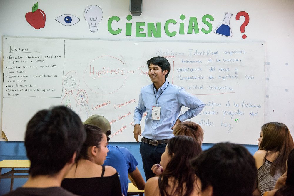 Jóvenes profesionales participando en el programa educativo de Enseña Chile en un aula
