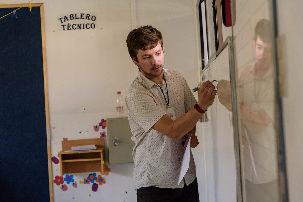 Jóvenes profesionales participando en el programa educativo de Enseña Chile en un aula