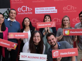 Jóvenes profesionales participando en el programa educativo de Enseña Chile en un aula