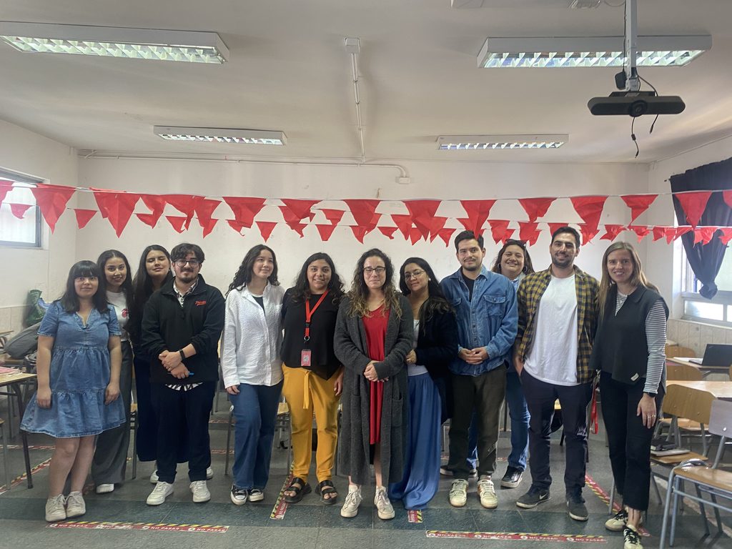 Jóvenes profesionales participando en el programa educativo de Enseña Chile en un aula
