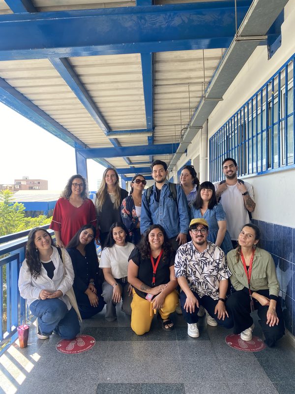 Jóvenes profesionales participando en el programa educativo de Enseña Chile en un aula