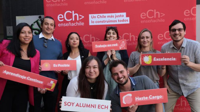 Jóvenes profesionales participando en el programa educativo de Enseña Chile en un aula