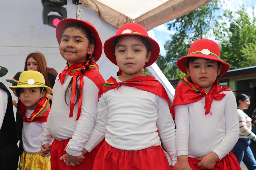 Estudiantes de la Escuela Epu Klei de Lican Ray participando en la gala folclórica tradicional