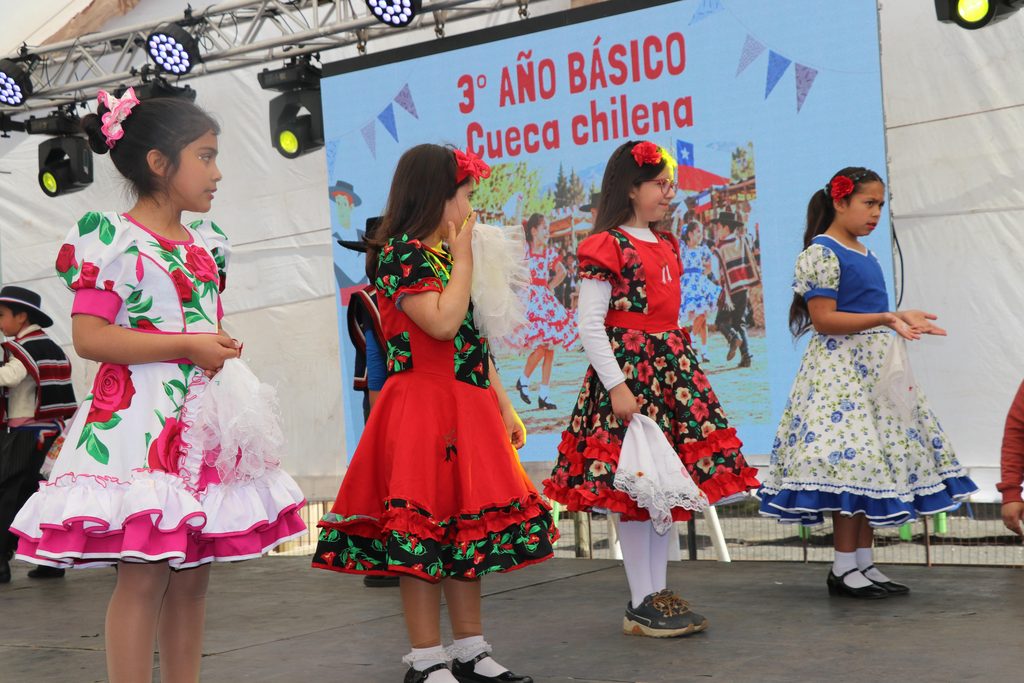 Estudiantes de la Escuela Epu Klei de Lican Ray participando en la gala folclórica tradicional