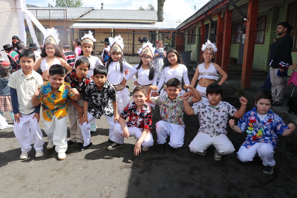 Estudiantes de la Escuela Epu Klei de Lican Ray participando en la gala folclórica tradicional