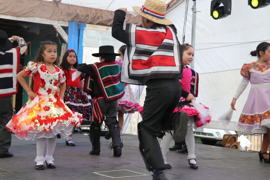 Estudiantes de la Escuela Epu Klei de Lican Ray participando en la gala folclórica tradicional